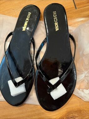 Fashion Nova Glossy Black Patent Flip Flop Sandals